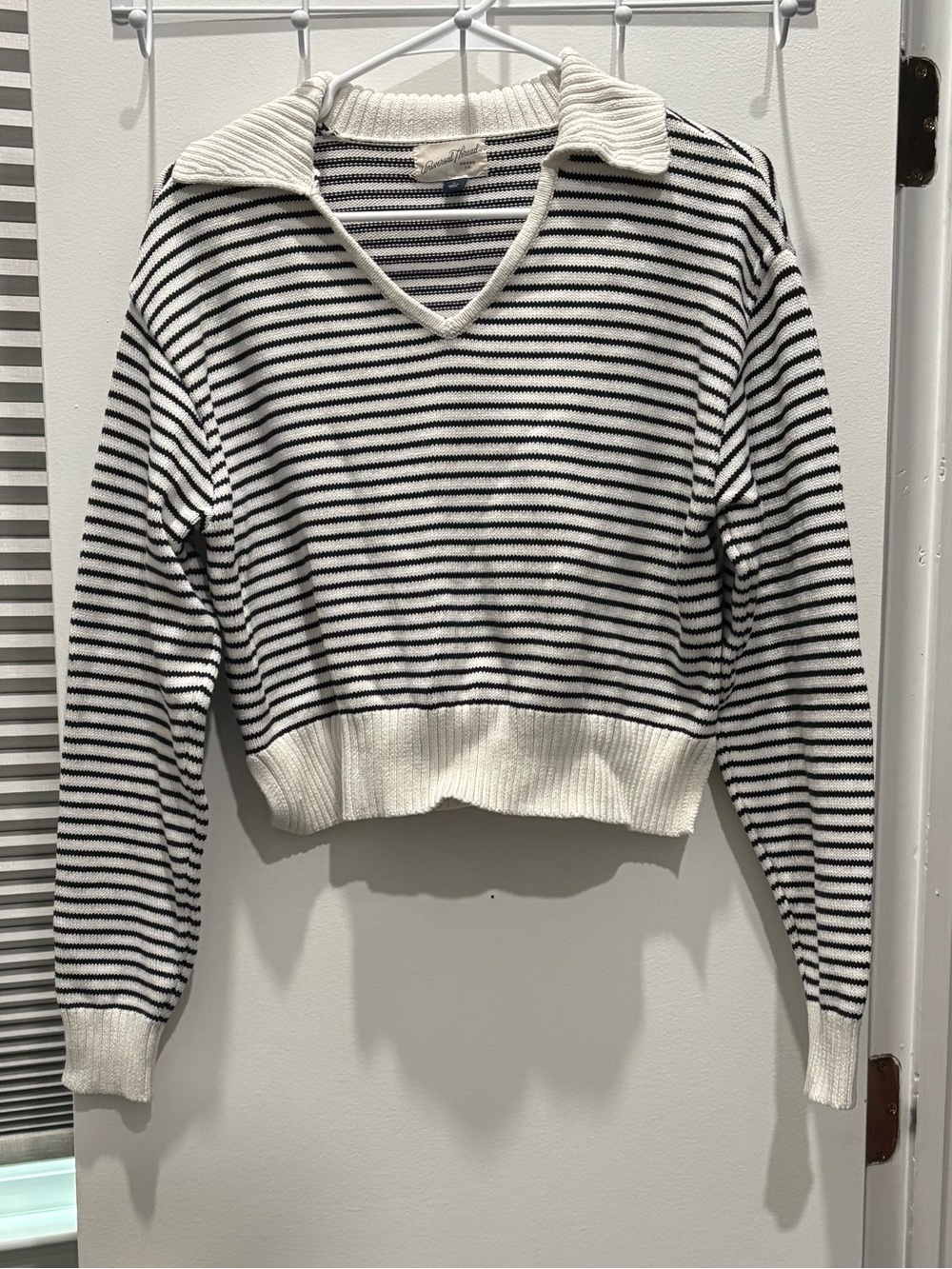 Universal Thread Black & White Striped V‑Neck Cropped Sweater